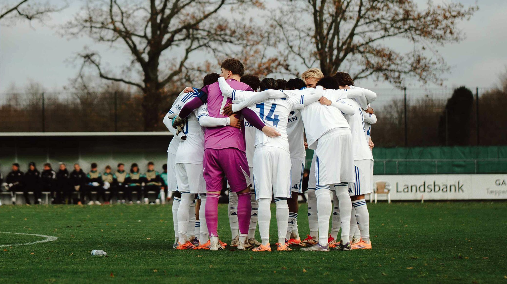 U19 samles før kickoff