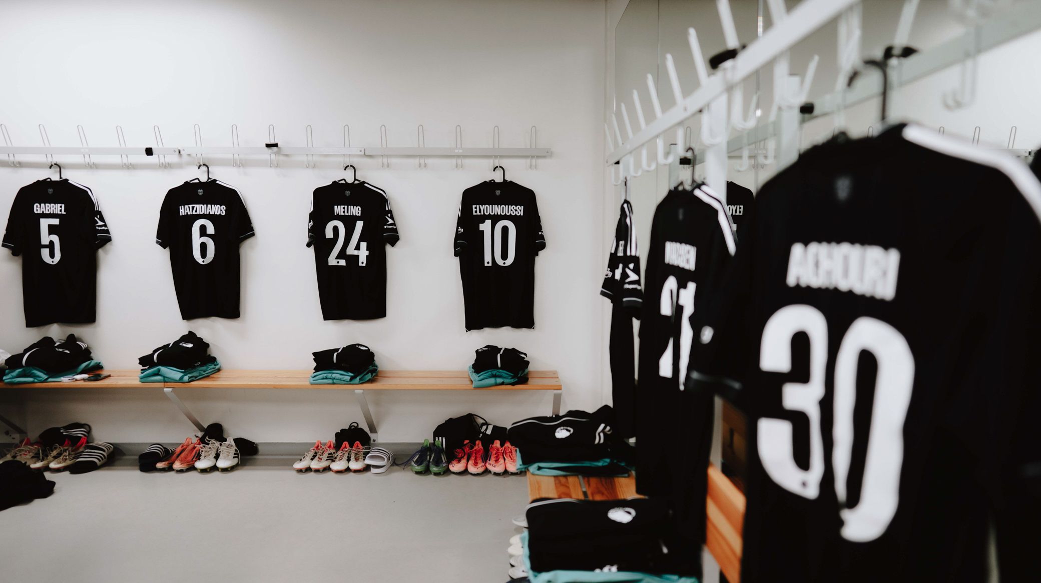 F.C. København-trøjer i omklædningsrummet