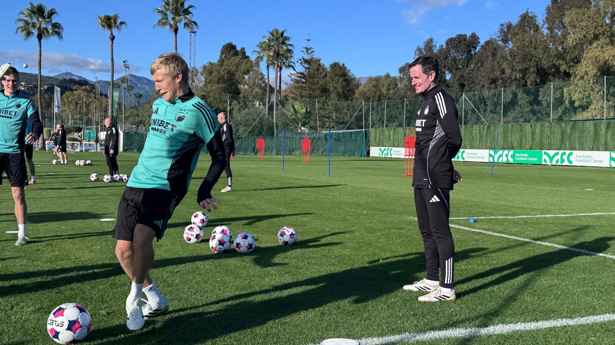 Andrew Clark overværer træningen på Marbella Football Center