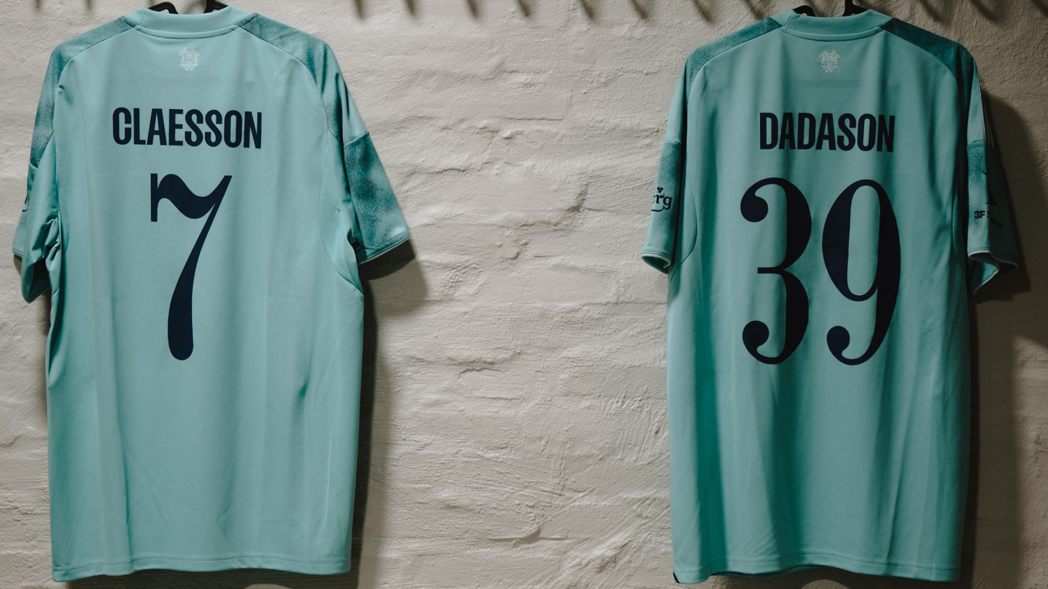 F.C. København-trøjer i omklædningsrummet