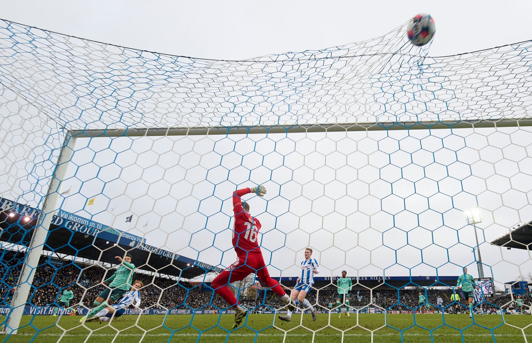 Jordan Larsson flugter kuglen i kassen