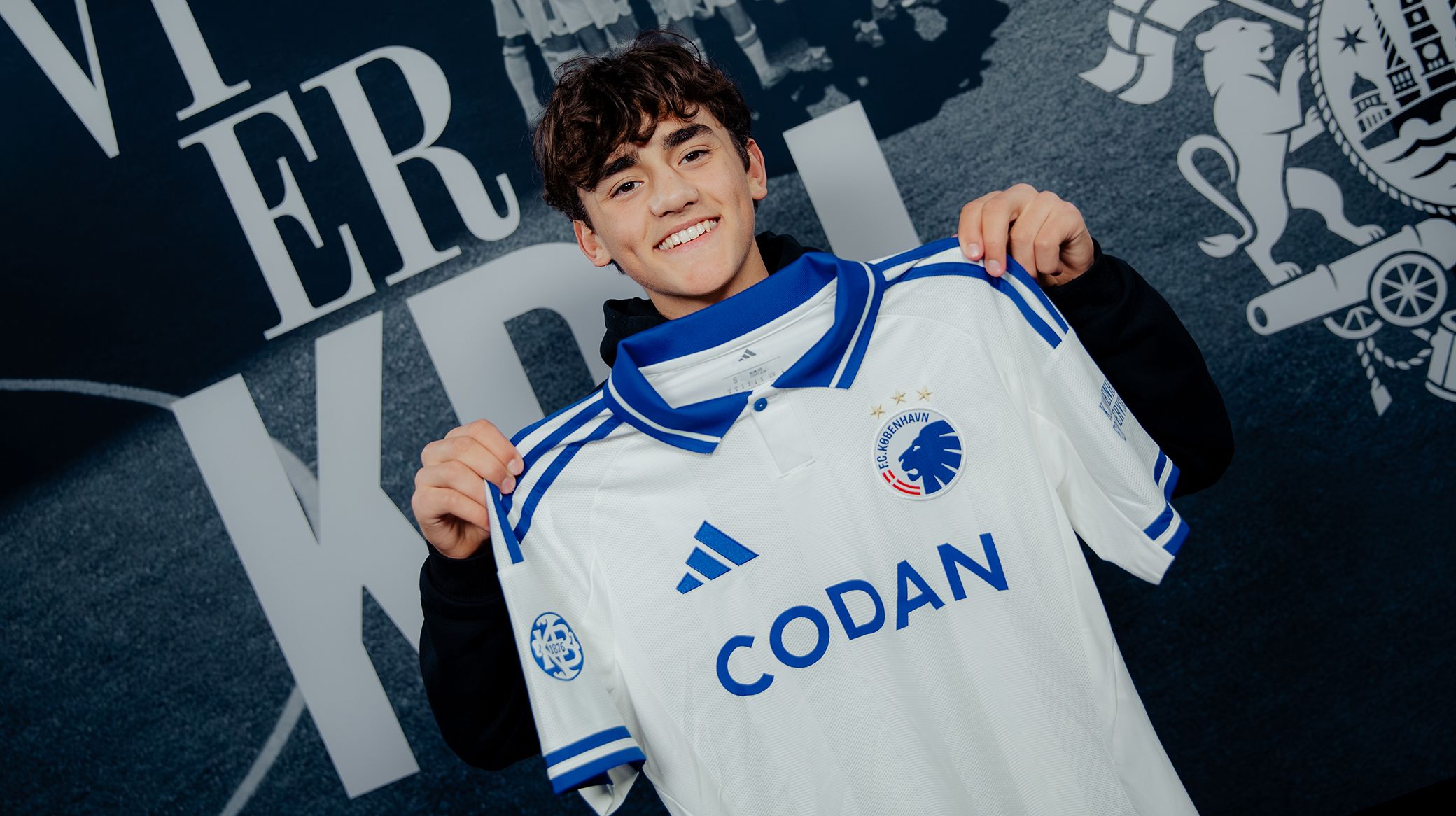 Frederik Abrahamsen med FCK-trøjen.