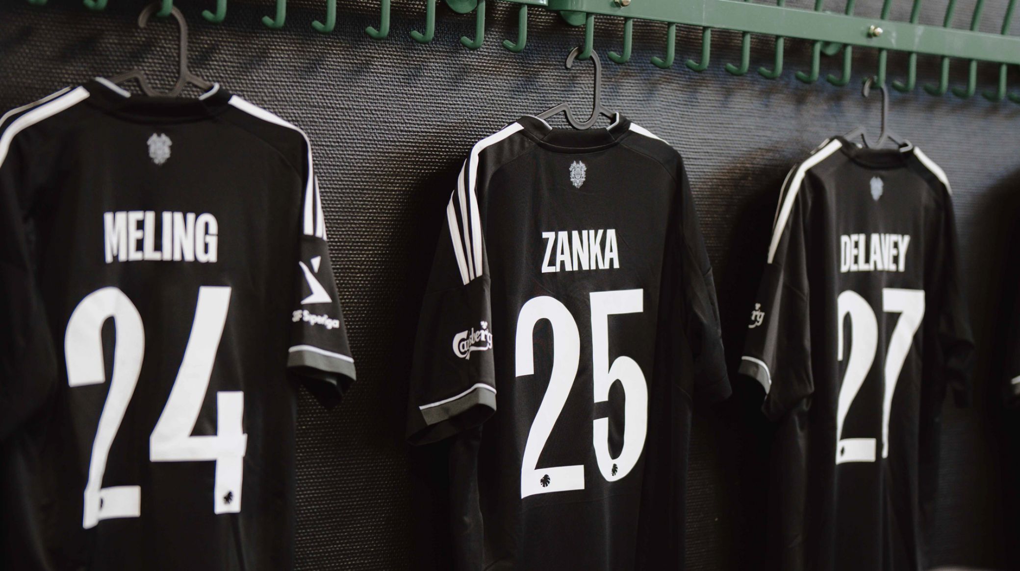 F.C. København-trøjer i omklædningsrummet