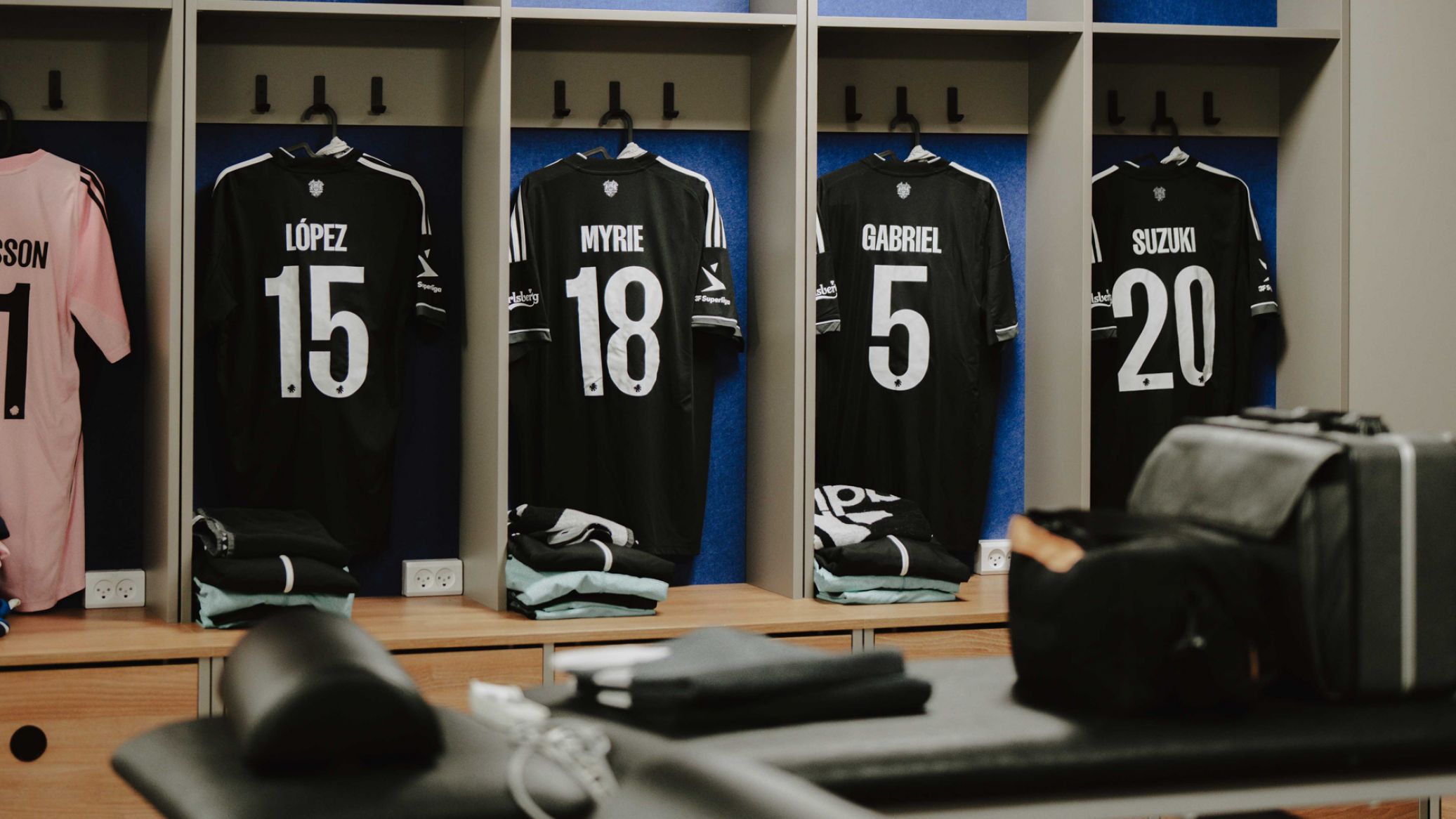 F.C. København-trøjer i omklædningsrummet