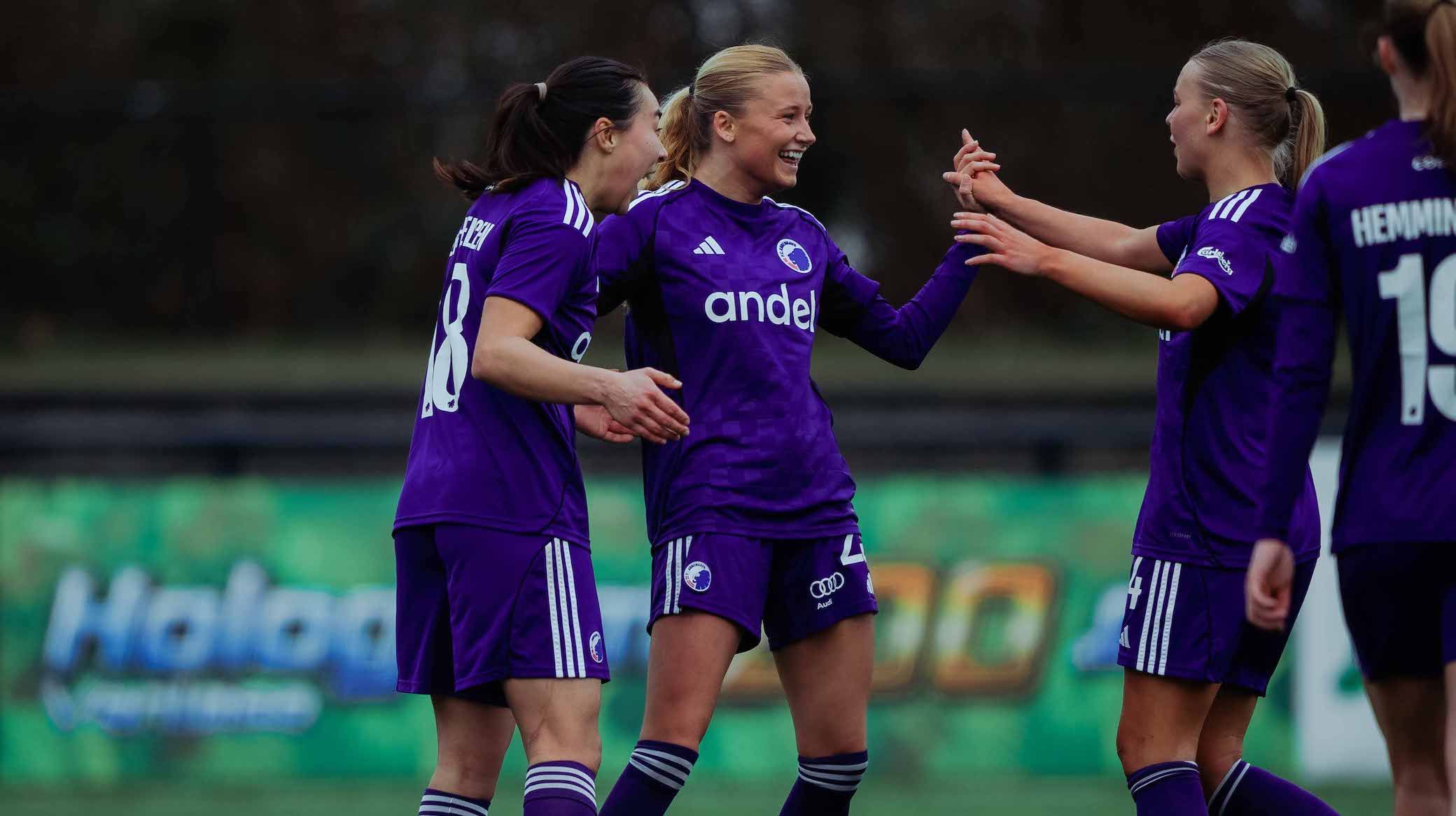 Asii Berthelsen og Frederikke Benfeldt jubler over et mål mod Østerbro IF.