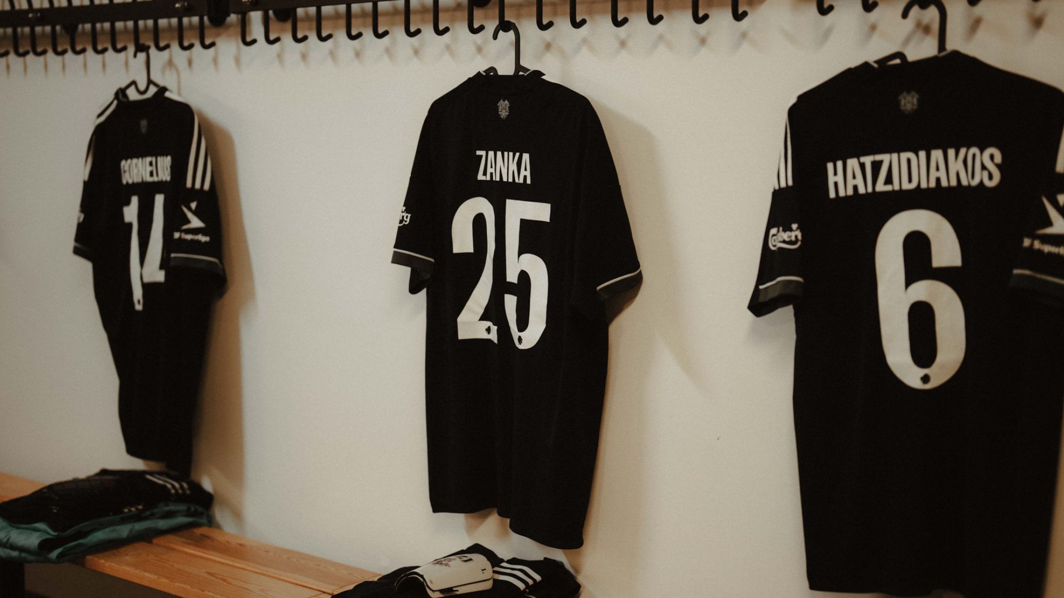 F.C. København-trøjer i omklædningsrummet