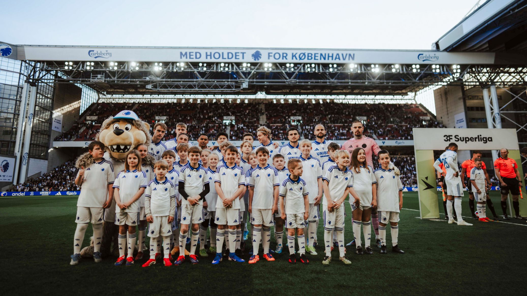 Holdfoto med indmarchbørn fra Klub Leo