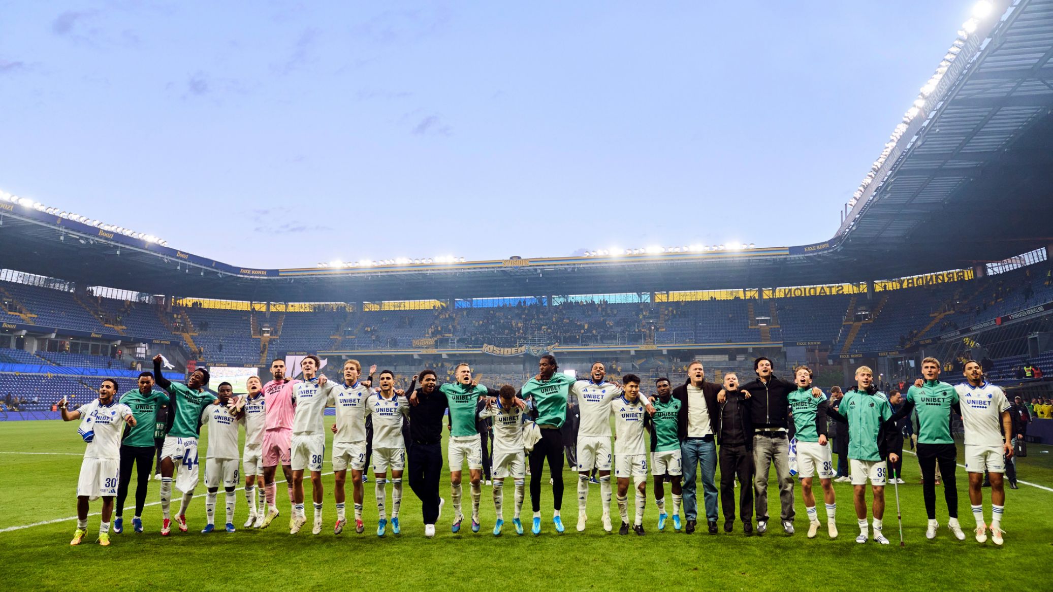 Spillerne jubler med fansene efter kampen
