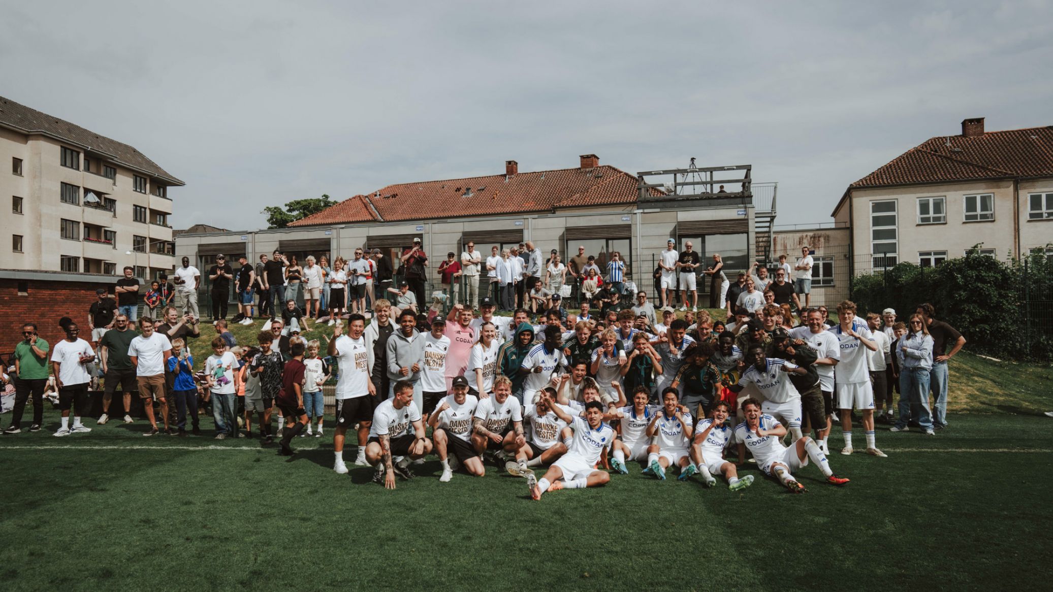U19-truppen foran familier og fans på Nummer 10