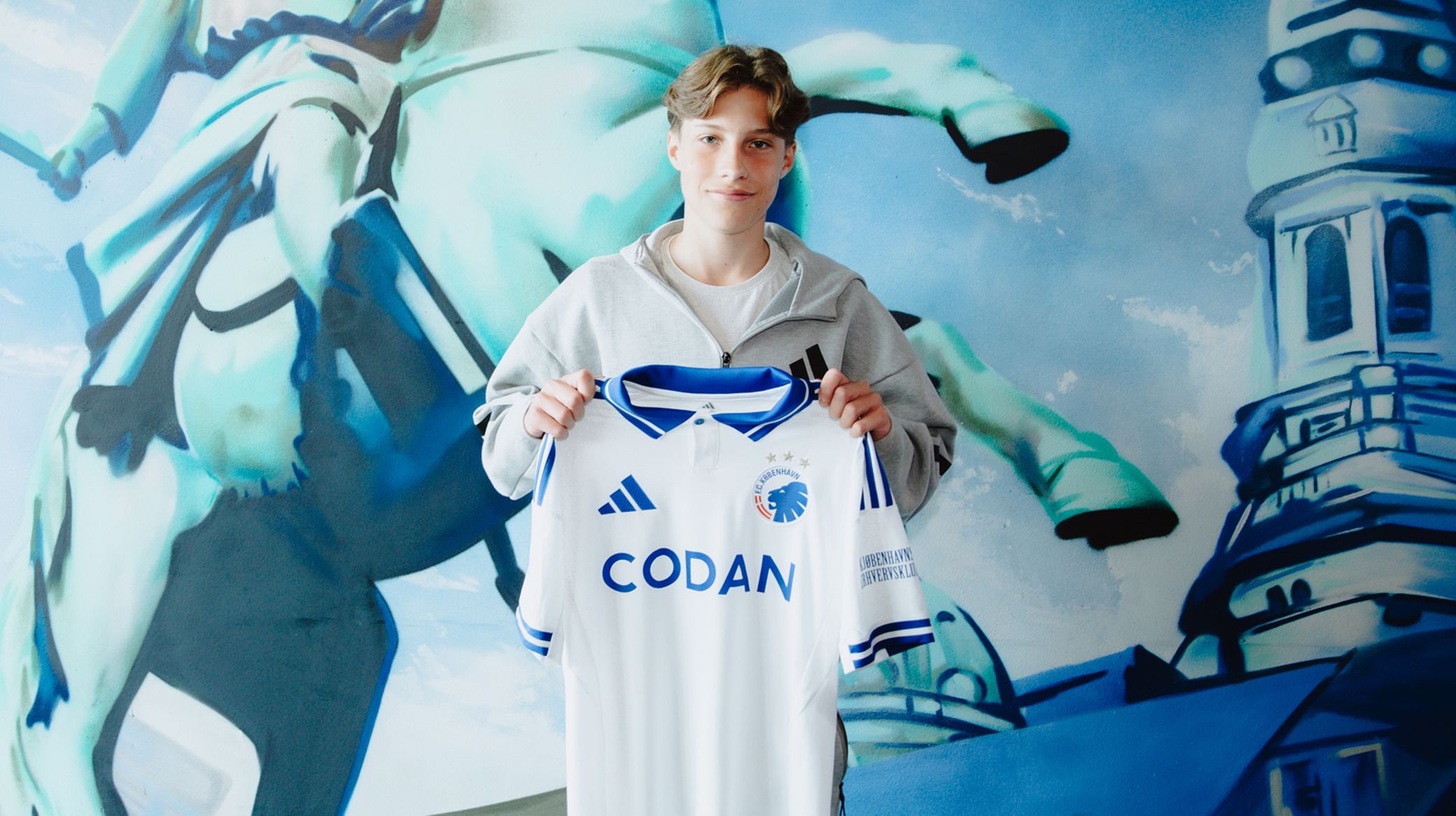 Julius Wallmark med FCK-trøjen.