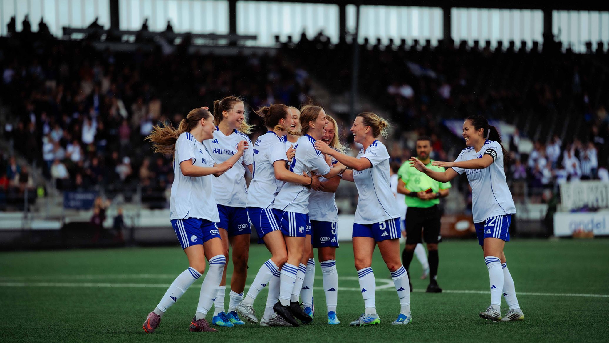 Løvinderne jubler efter en scoring i Vanløse