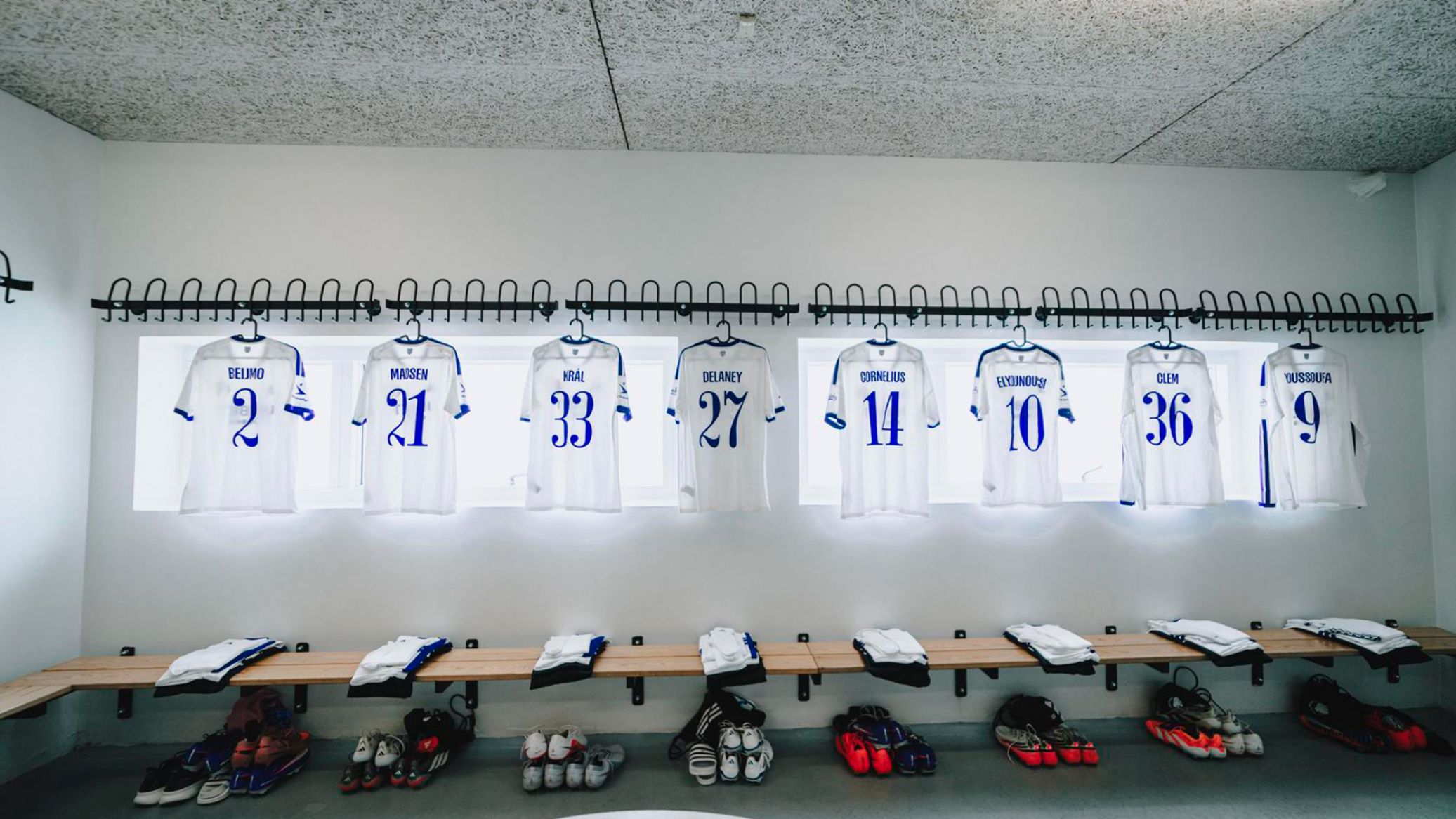 F.C. København-trøjer i omklædningsrummet