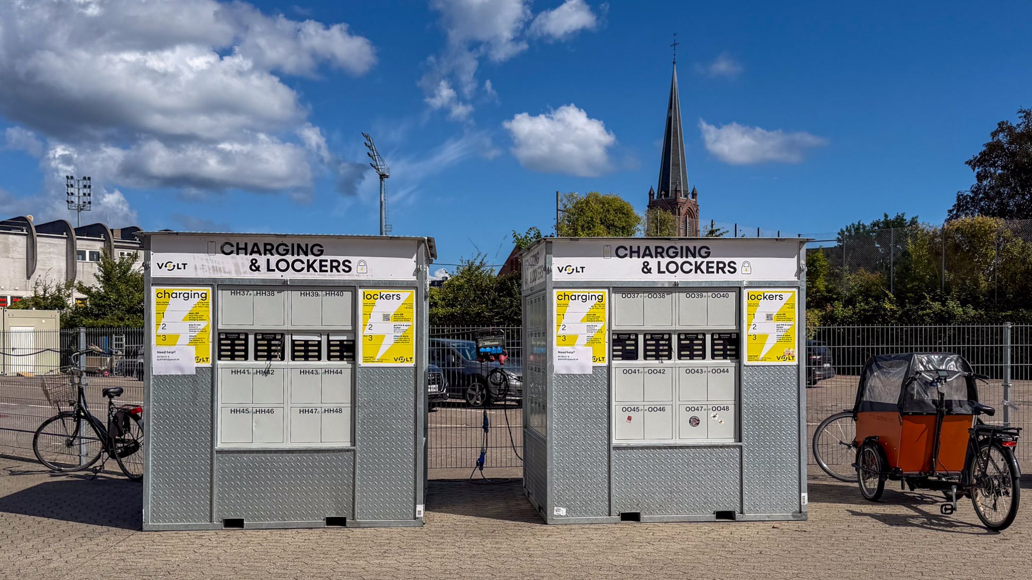 Bagagebokse på hjørnet af Parkens A- og B-tribune