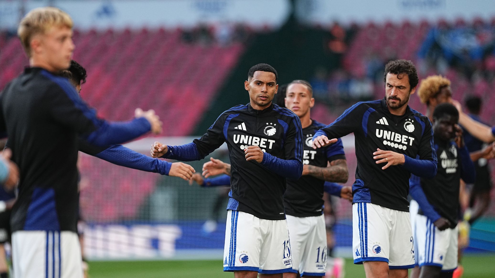 F.C. København-spillerne varmer op