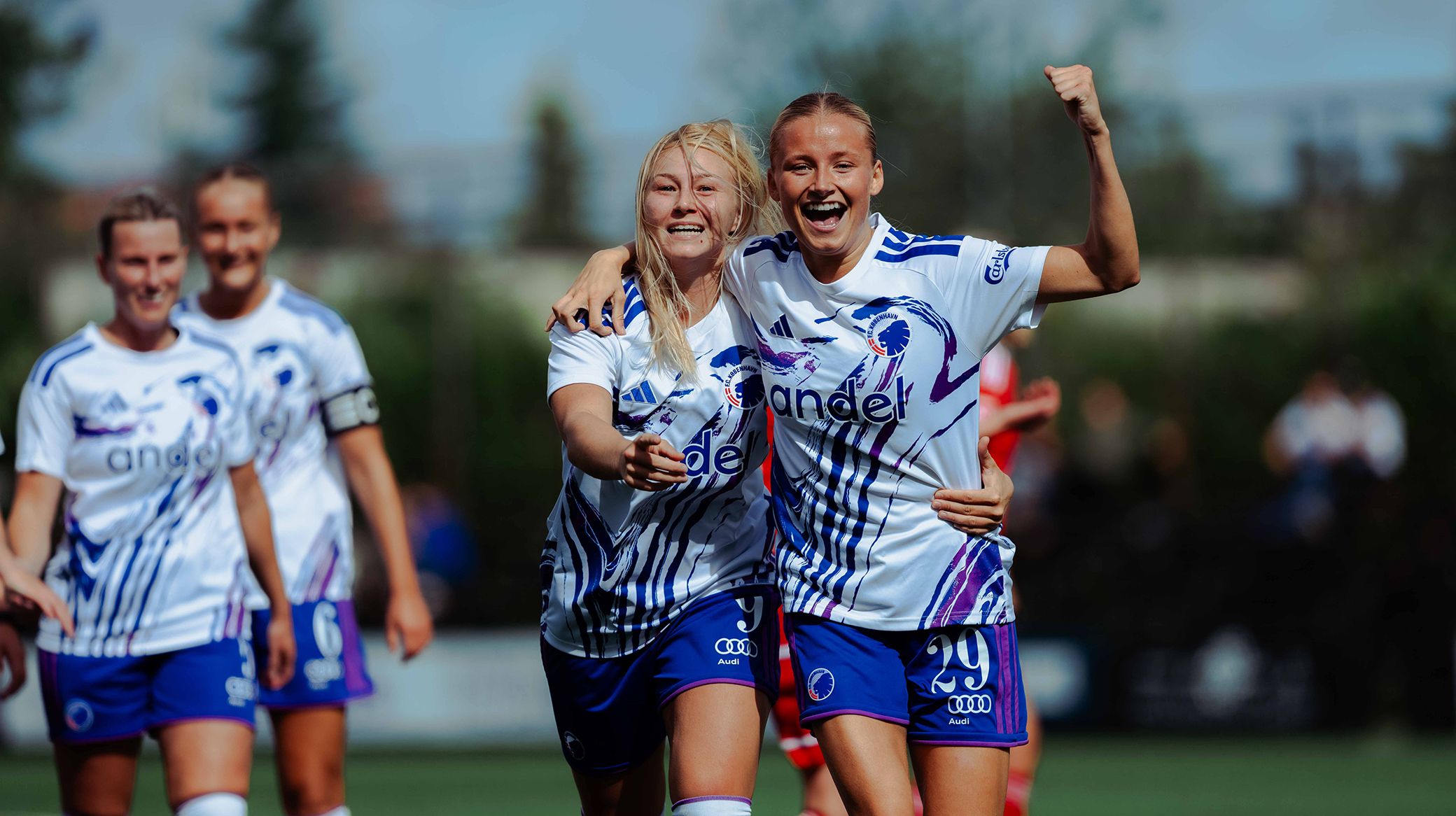 Frederikke Benfeldt og Maria Hovmark jubler over scoringen.
