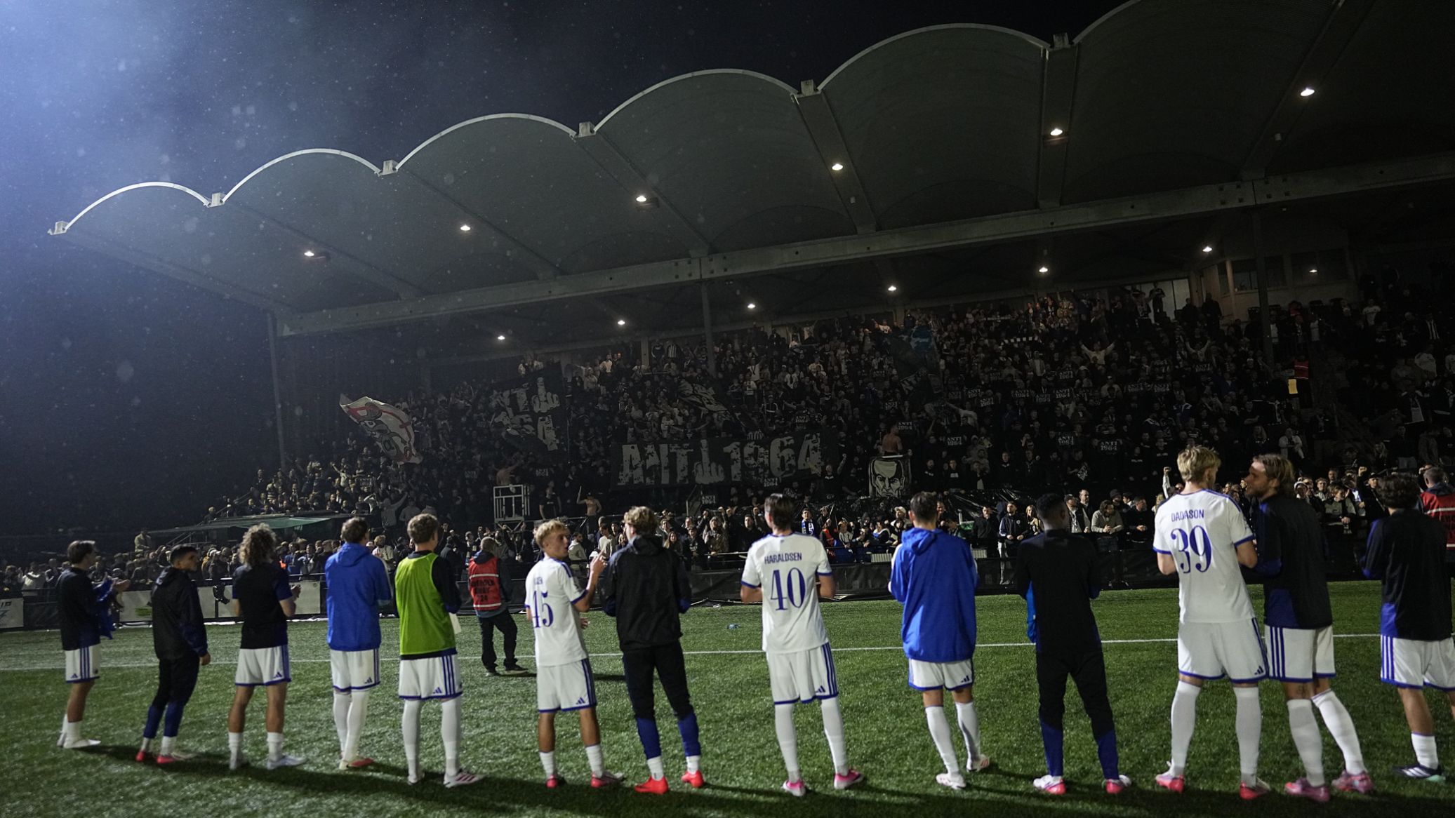 Spillerne jubler med fansene efter kampen