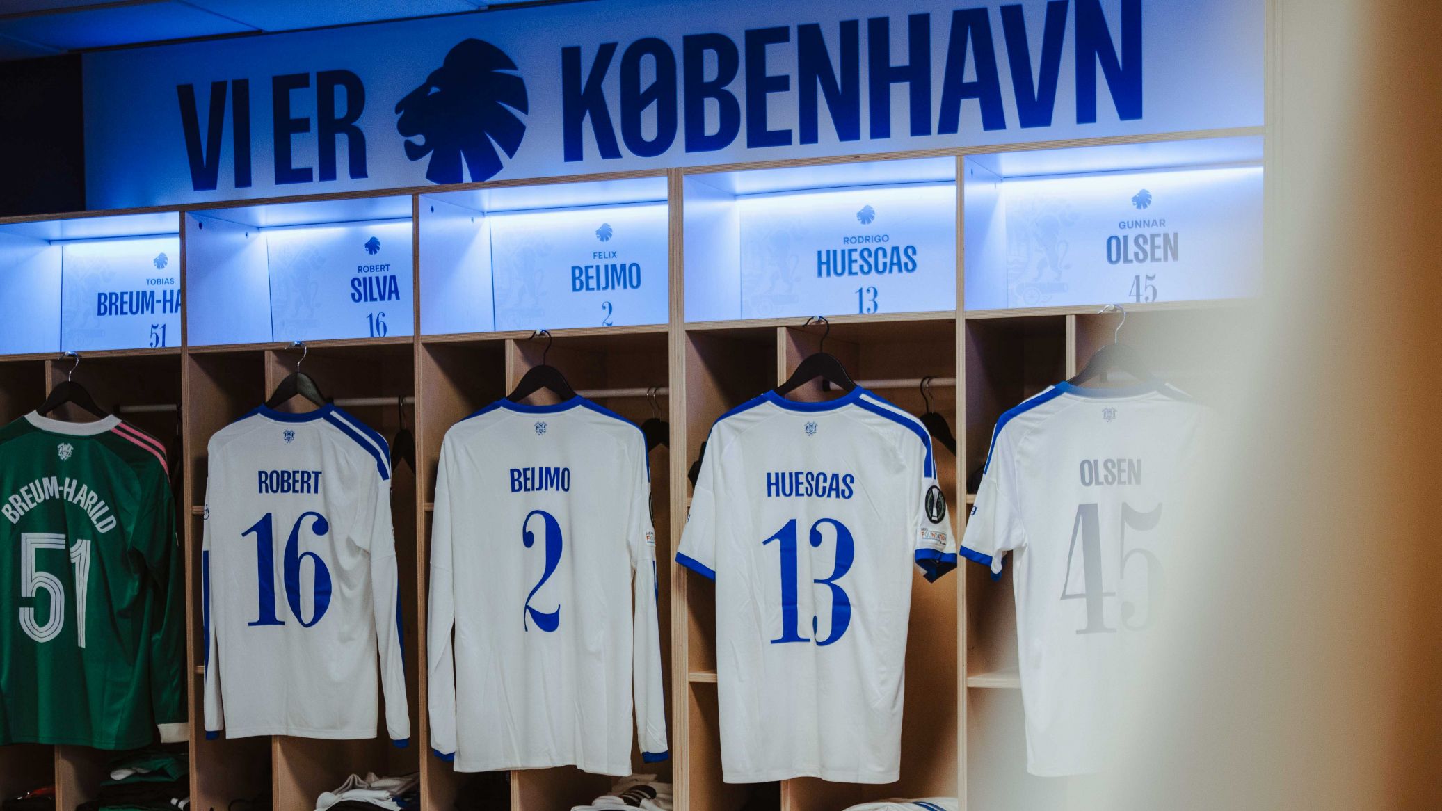 F.C. København-trøjer i omklædningsrummet