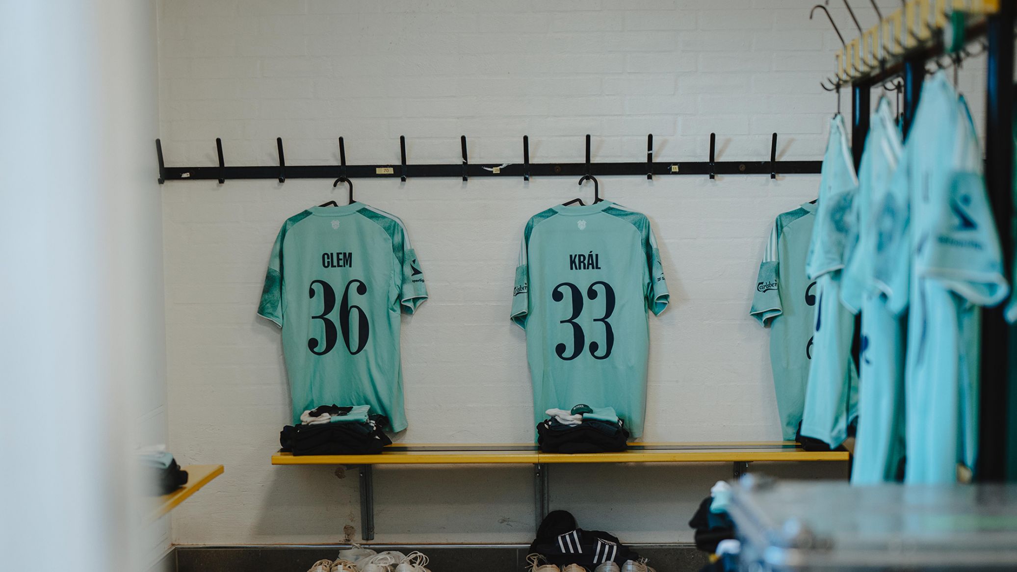 F.C. København-trøjer i omklædningsrummet