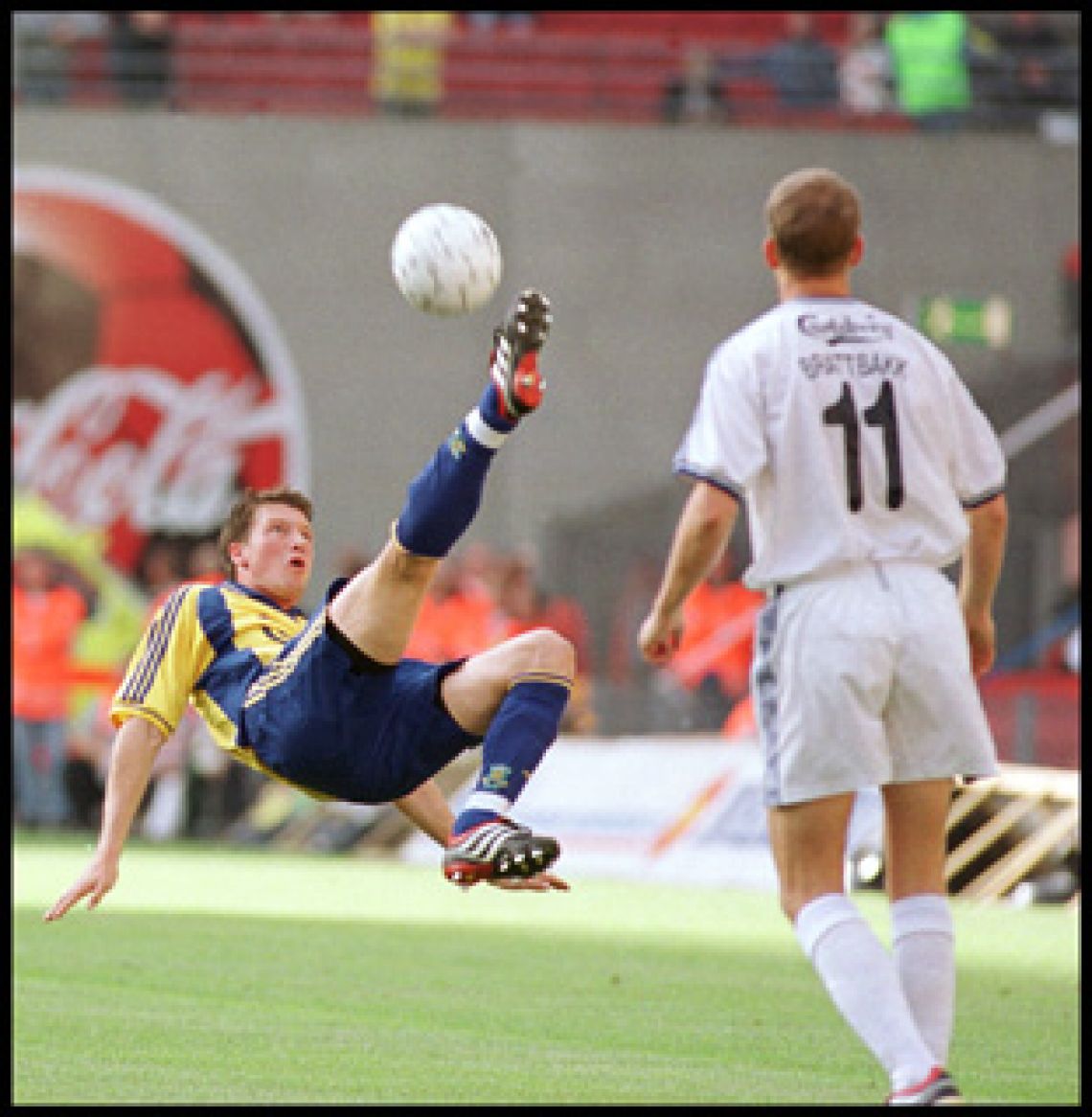 Brattbakk studerer Allan Ravns akrobatik.