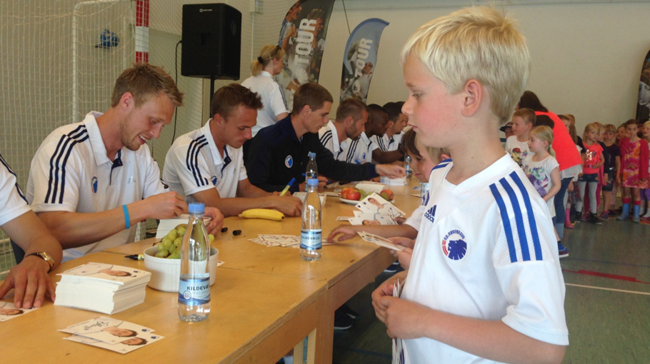 Autografskrivningen var enormt populær.