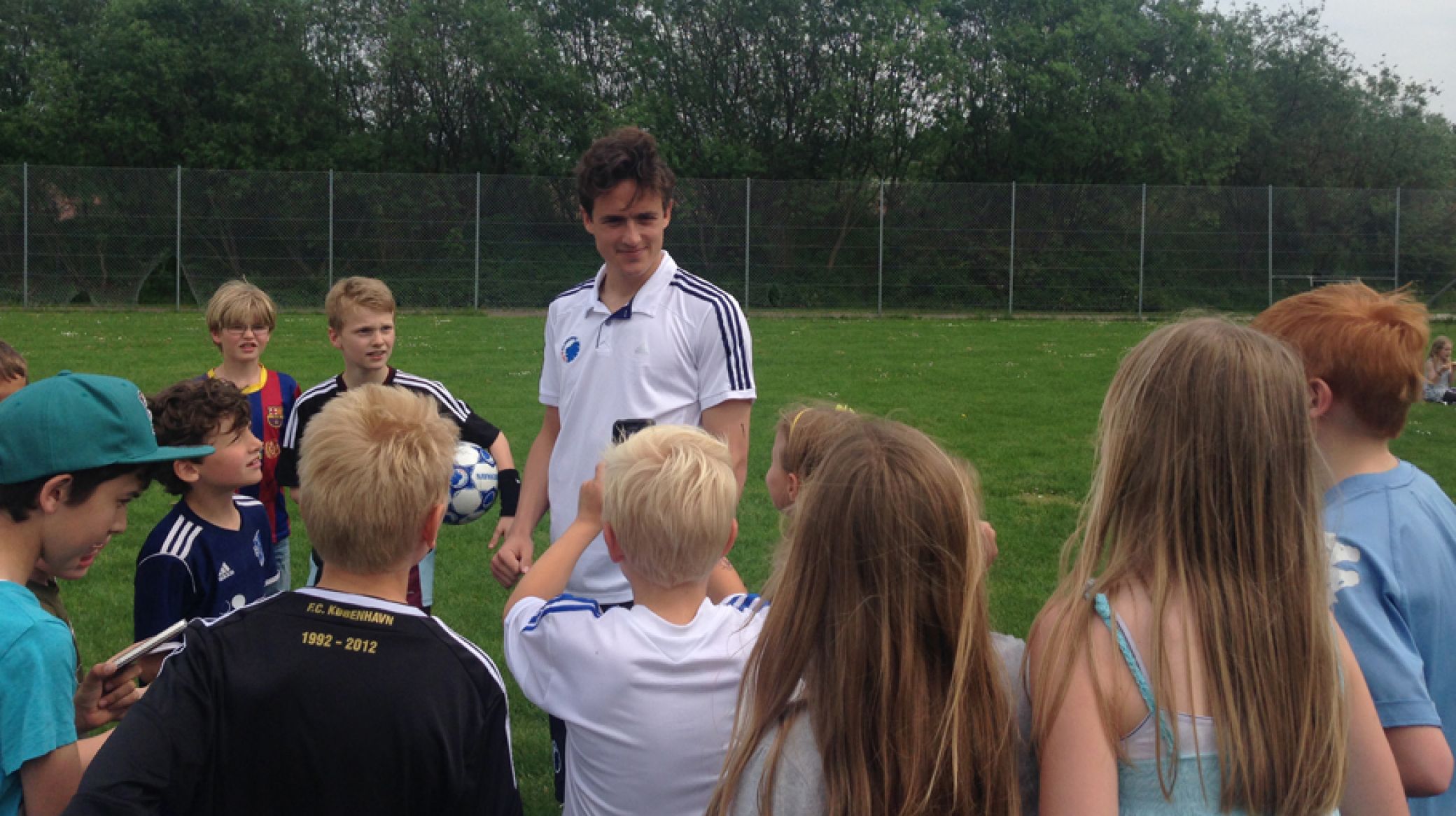 Thomas Delaney omringet af børn.