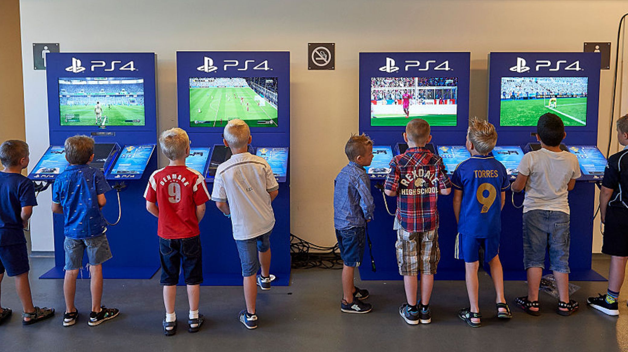 Vind Playstation 4 på Familietribunen