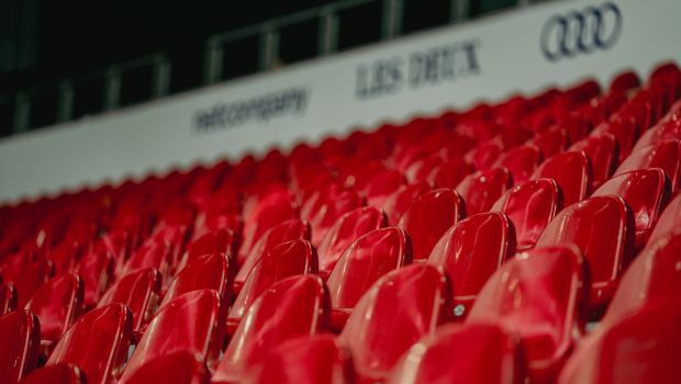 Sæder på A-tribunen i Parken