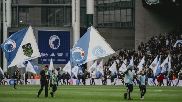 Blue and White Banner Day i Parken