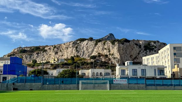 Udsigt til Gibraltarklippen bag det ene mål