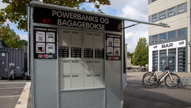 Bagagebokse og mobilopladning bag Parkens B-tribune