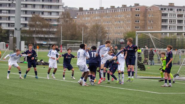 Louie Heriba header 2-0-målet ind i U15-kampen mod AaB