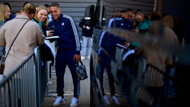 Robert Silva giver autografer uden for Parken