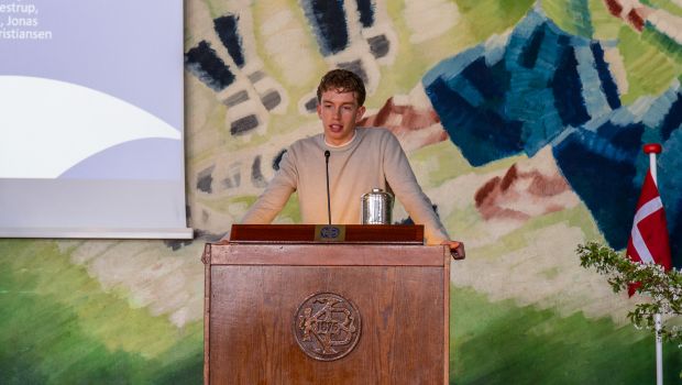 Oliver Højer takker fra talerstolen for modtagelsen af Mindepokalen Granen