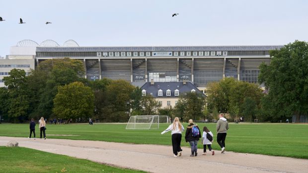 F.C. København-fans i Fælledparken med Parken i baggrunden