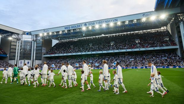 Spillerne går på banen med indmarchbørn fra Klub Leo