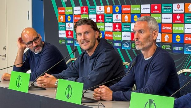 Jonas WInd på podiet i Parken mellem pressechef Alexandre Carvalho og cheftræner Carlos Vicens