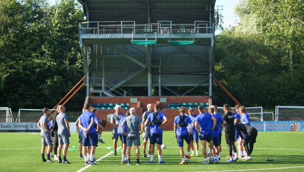 Truppen samlet på Park Hall Stadium i Oswestry