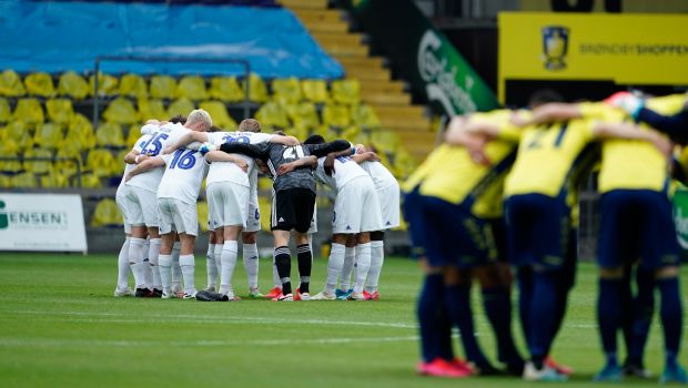 Spillerne samles før kickoff