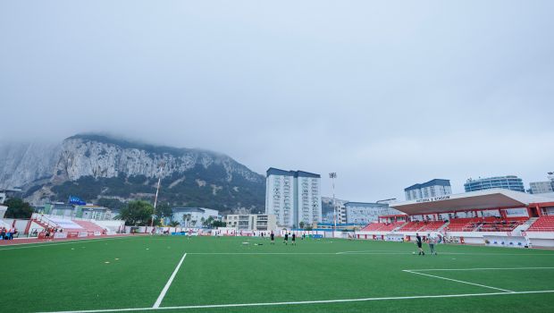 Victoria Stadium med Gibraltar-klippen i baggrunden