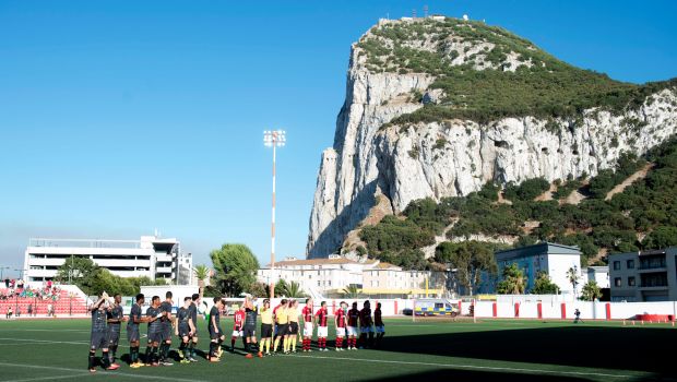 Victoria Stadium med Gibraltar-klippen i baggrunden
