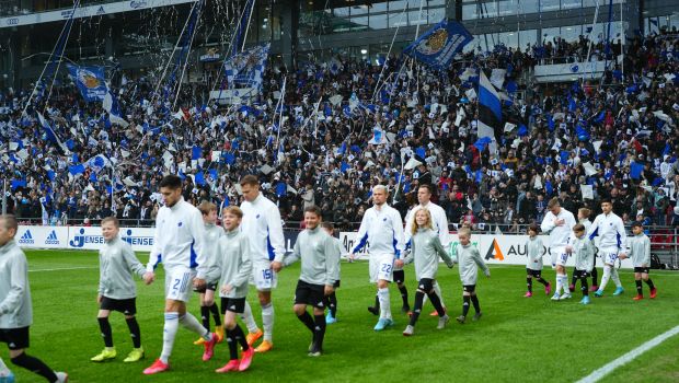 Spillerne går på banen med indmarchbørn fra Klub Leo