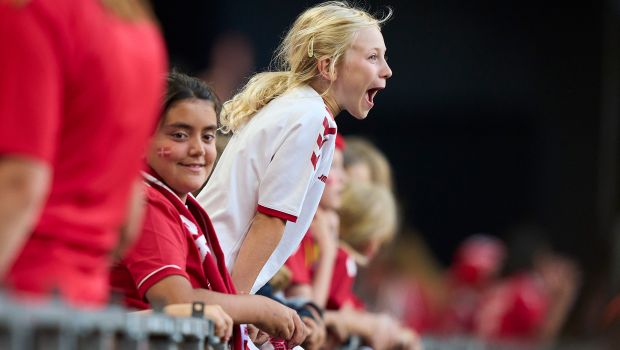 Fans i Parken til kvindelandskampen Danmark-Brasilien