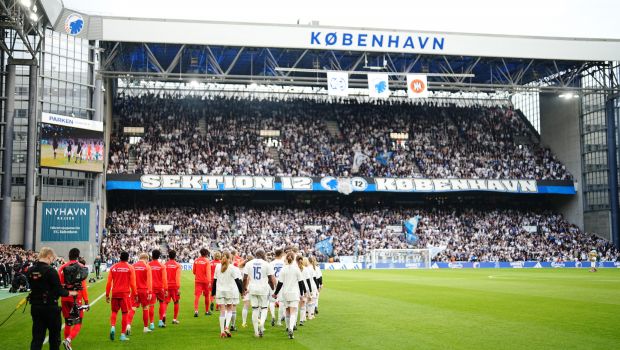 Spillerne går på banen