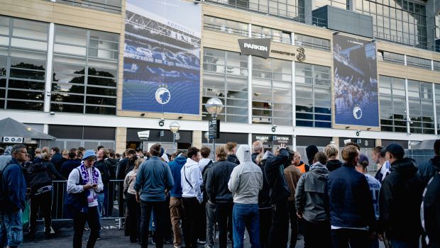 Fans udenfor Parkens C-tribune