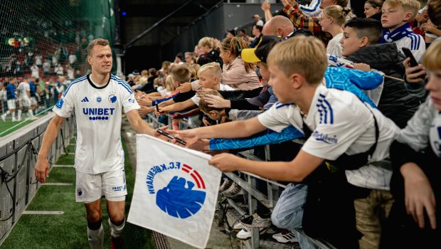 Viktor Claessen hilser på fansene på Familietribunen efter kampen
