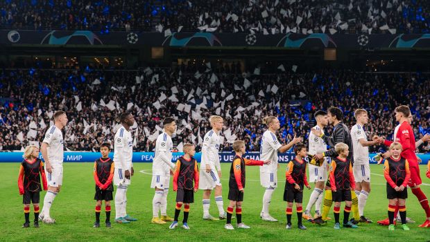 Indmarchbørn med spillerne på banen
