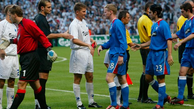 Spillerne hilsen på hinanden før Rangers-kampen i Parken i august 2023