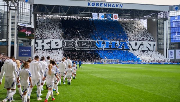 Spillerne går på banen