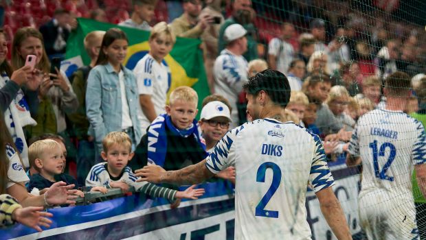 Kevin Diks hilser på fans på Familietribunen