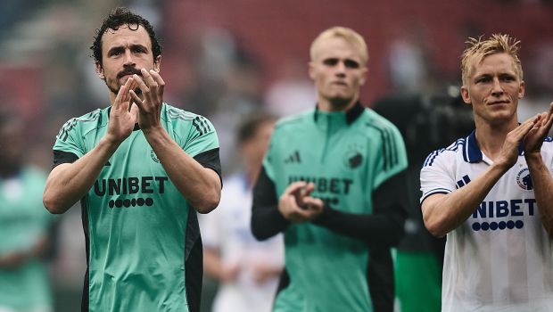 Spillerne takker fansene efter kampen
